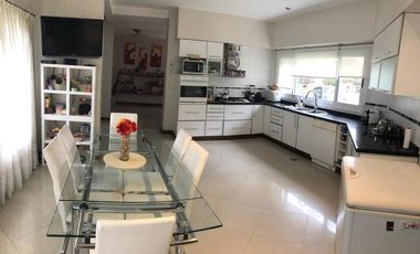 CHALET CON PILETA SOBRE 2 LOTES EN COUNTRY CLUB EL PARAISO