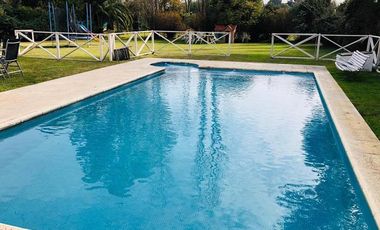 CHALET CON PILETA SOBRE 2 LOTES EN COUNTRY CLUB EL PARAISO