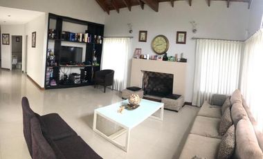 CHALET CON PILETA SOBRE 2 LOTES EN COUNTRY CLUB EL PARAISO