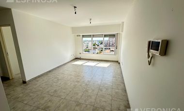 Departamento de dos ambientes en alquiler, Morón. Excelente ubicación.