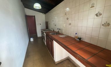 CASA DE 4 AMBIENTES MAS DEPENDENCIAS EN DOS PLANTAS