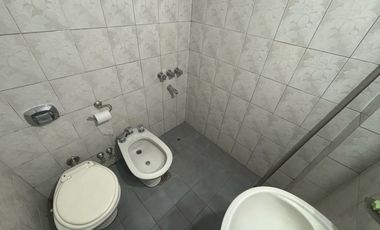 CASA DE 4 AMBIENTES MAS DEPENDENCIAS EN DOS PLANTAS