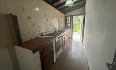 CASA DE 4 AMBIENTES MAS DEPENDENCIAS EN DOS PLANTAS