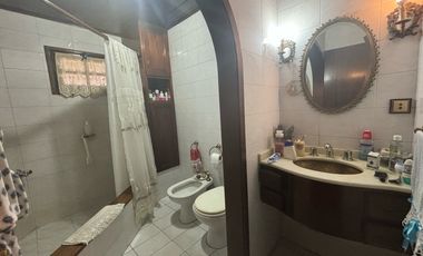 CASA DE 4 AMBIENTES MAS DEPENDENCIAS EN DOS PLANTAS