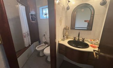 CASA DE 4 AMBIENTES MAS DEPENDENCIAS EN DOS PLANTAS