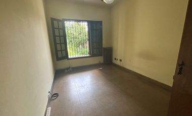 CASA DE 4 AMBIENTES MAS DEPENDENCIAS EN DOS PLANTAS