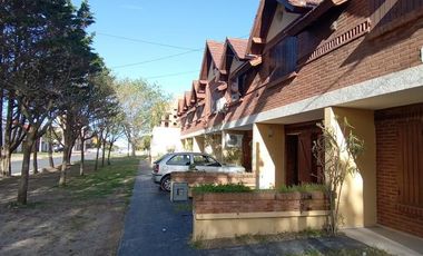 Dúplex en venta de 3 dormitorios c/ cochera en Costa Azul