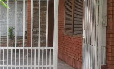 Casa en venta - 3 Dormitorios 1 Baño - Cochera - 330mts2 - Zárate