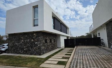 Casa  de 3 Dormitorios, Villa Allende Golf- Hounsing Punta Golf