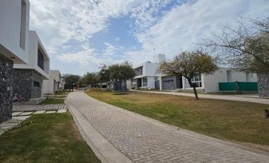 Casa  de 3 Dormitorios, Villa Allende Golf- Hounsing Punta Golf