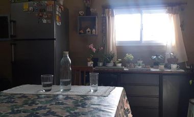 Dos Casas, mas tres departamentos de dos amb., mas quincho/garage todo en Block. Oportunidad. Ideal