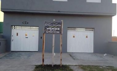 Dos Casas, mas tres departamentos de dos amb., mas quincho/garage todo en Block. Oportunidad. Ideal