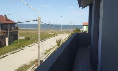 Dos Casas, mas tres departamentos de dos amb., mas quincho/garage todo en Block. Oportunidad. Ideal