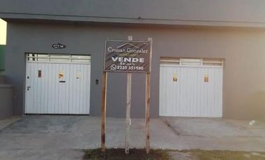 Dos Casas, mas tres departamentos de dos amb., mas quincho/garage todo en Block. Oportunidad. Ideal