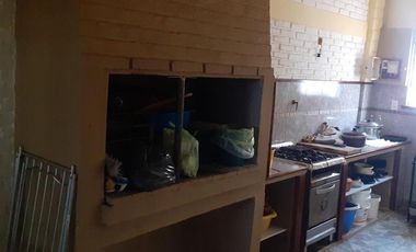 Dos Casas, mas tres departamentos de dos amb., mas quincho/garage todo en Block. Oportunidad. Ideal