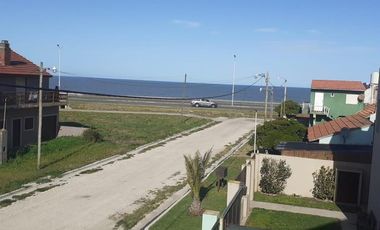 Dos Casas, mas tres departamentos de dos amb., mas quincho/garage todo en Block. Oportunidad. Ideal