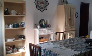 Dos Casas, mas tres departamentos de dos amb., mas quincho/garage todo en Block. Oportunidad. Ideal