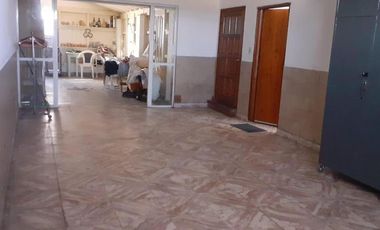 Dos Casas, mas tres departamentos de dos amb., mas quincho/garage todo en Block. Oportunidad. Ideal