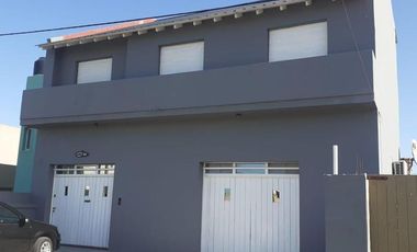 Dos Casas, mas tres departamentos de dos amb., mas quincho/garage todo en Block. Oportunidad. Ideal