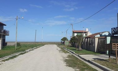 Dos Casas, mas tres departamentos de dos amb., mas quincho/garage todo en Block. Oportunidad. Ideal