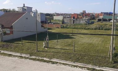 Dos Casas, mas tres departamentos de dos amb., mas quincho/garage todo en Block. Oportunidad. Ideal