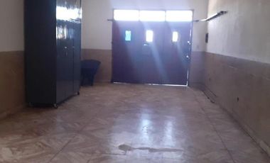 Dos Casas, mas tres departamentos de dos amb., mas quincho/garage todo en Block. Oportunidad. Ideal