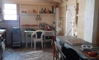 Dos Casas, mas tres departamentos de dos amb., mas quincho/garage todo en Block. Oportunidad. Ideal