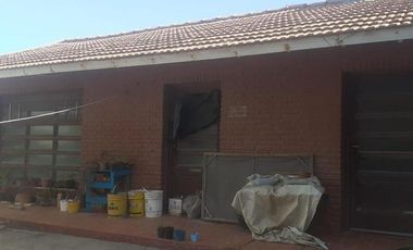 Dos Casas, mas tres departamentos de dos amb., mas quincho/garage todo en Block. Oportunidad. Ideal