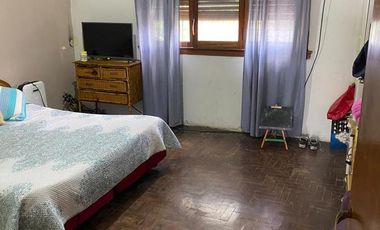 Casa en Temperley 2 dormitorios y entrada para auto