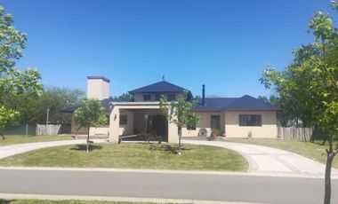 CASA DE CAMPO EN BARRIO PRIVADO MONET !!!