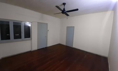 Casa en Venta - 3 Dormitorios 1 Baño Cochera -306 mts2 - Avellaneda, Buenos Aires