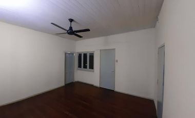 Casa en Venta - 3 Dormitorios 1 Baño Cochera -306 mts2 - Avellaneda, Buenos Aires