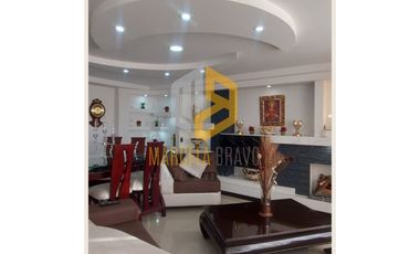 LINDA CASA DE TRES PISOS EN VENTA . SC