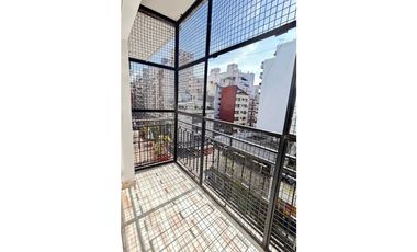 VENTA DEPTO. 2 AMB CON DEP. BALCON A LA CALLE Y COCHERA FIJA