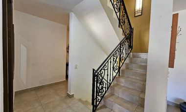 Perfecta casa con vistas al cerro en calle semiprivada