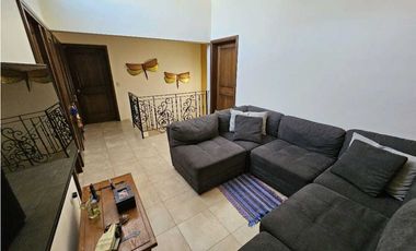 Perfecta casa con vistas al cerro en calle semiprivada