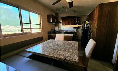 Perfecta casa con vistas al cerro en calle semiprivada