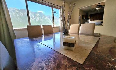 Perfecta casa con vistas al cerro en calle semiprivada