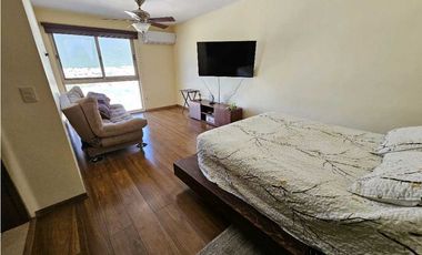 Perfecta casa con vistas al cerro en calle semiprivada