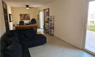 Perfecta casa con vistas al cerro en calle semiprivada