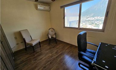 Perfecta casa con vistas al cerro en calle semiprivada