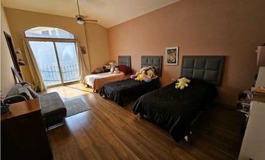 Perfecta casa con vistas al cerro en calle semiprivada