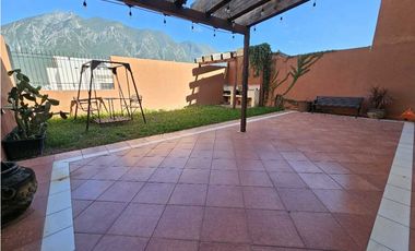 Perfecta casa con vistas al cerro en calle semiprivada