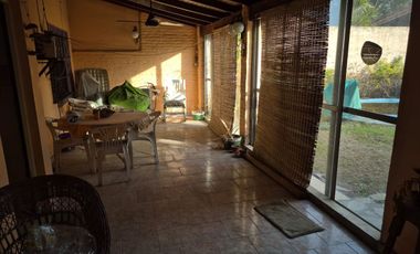 ALQUILER CASA 4 AMBIENTES CASTELAR COCHERA PILETA