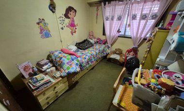 ALQUILER CASA 4 AMBIENTES CASTELAR COCHERA PILETA