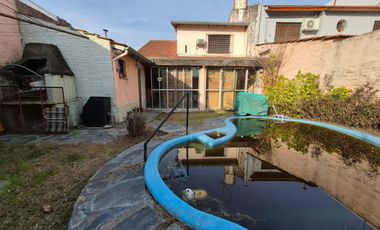 ALQUILER CASA 4 AMBIENTES CASTELAR COCHERA PILETA