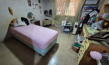 ALQUILER CASA 4 AMBIENTES CASTELAR COCHERA PILETA