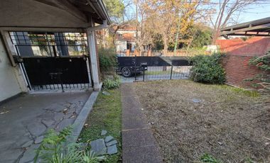 ALQUILER CASA 4 AMBIENTES CASTELAR COCHERA PILETA