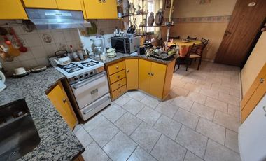 ALQUILER CASA 4 AMBIENTES CASTELAR COCHERA PILETA