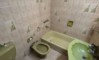 ALQUILER CASA 4 AMBIENTES CASTELAR COCHERA PILETA